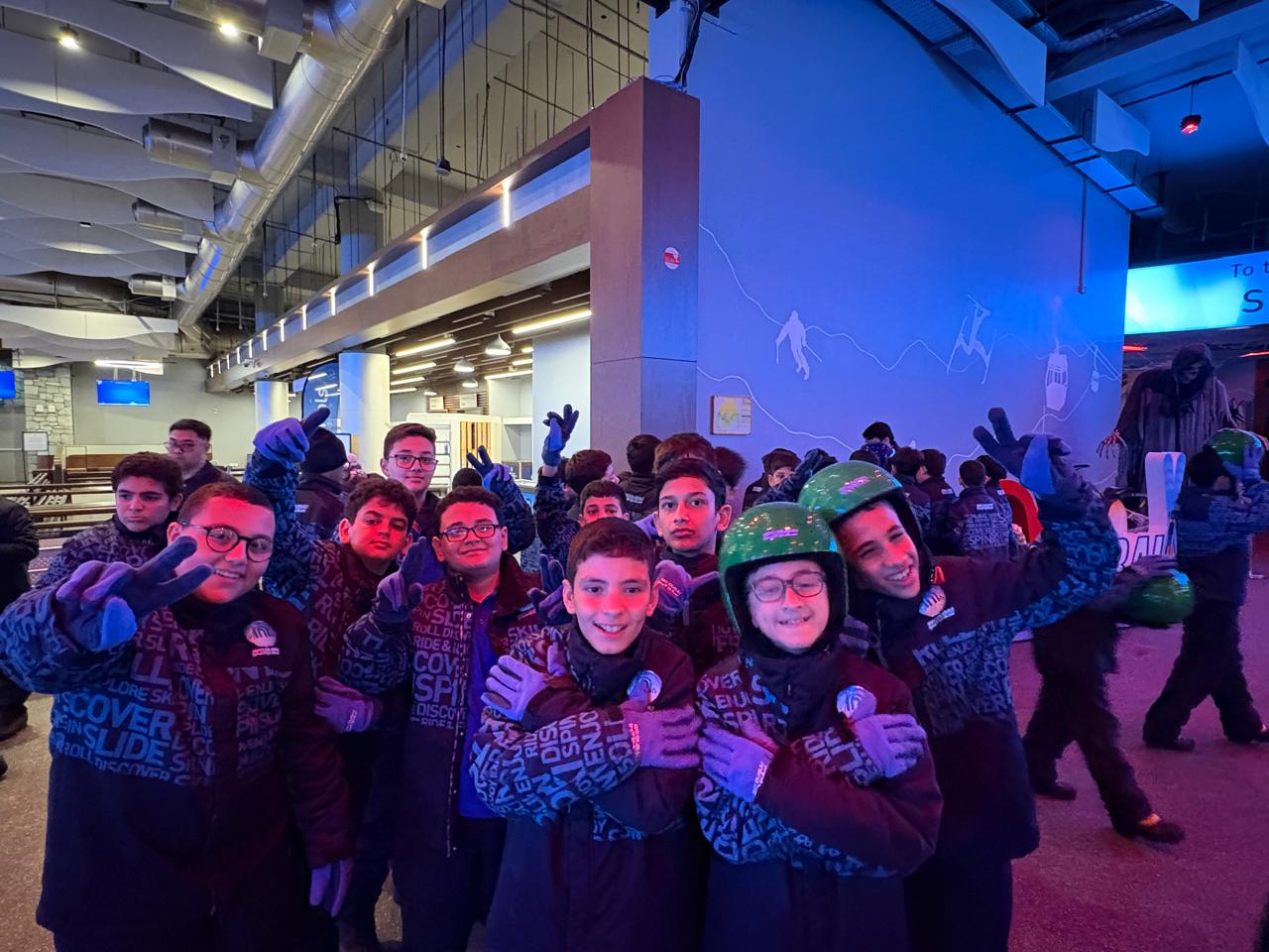 رحلة ترفيهية لطلاب الصف السادس إلى (Ski Dubai) -بنين في مول الأمارات