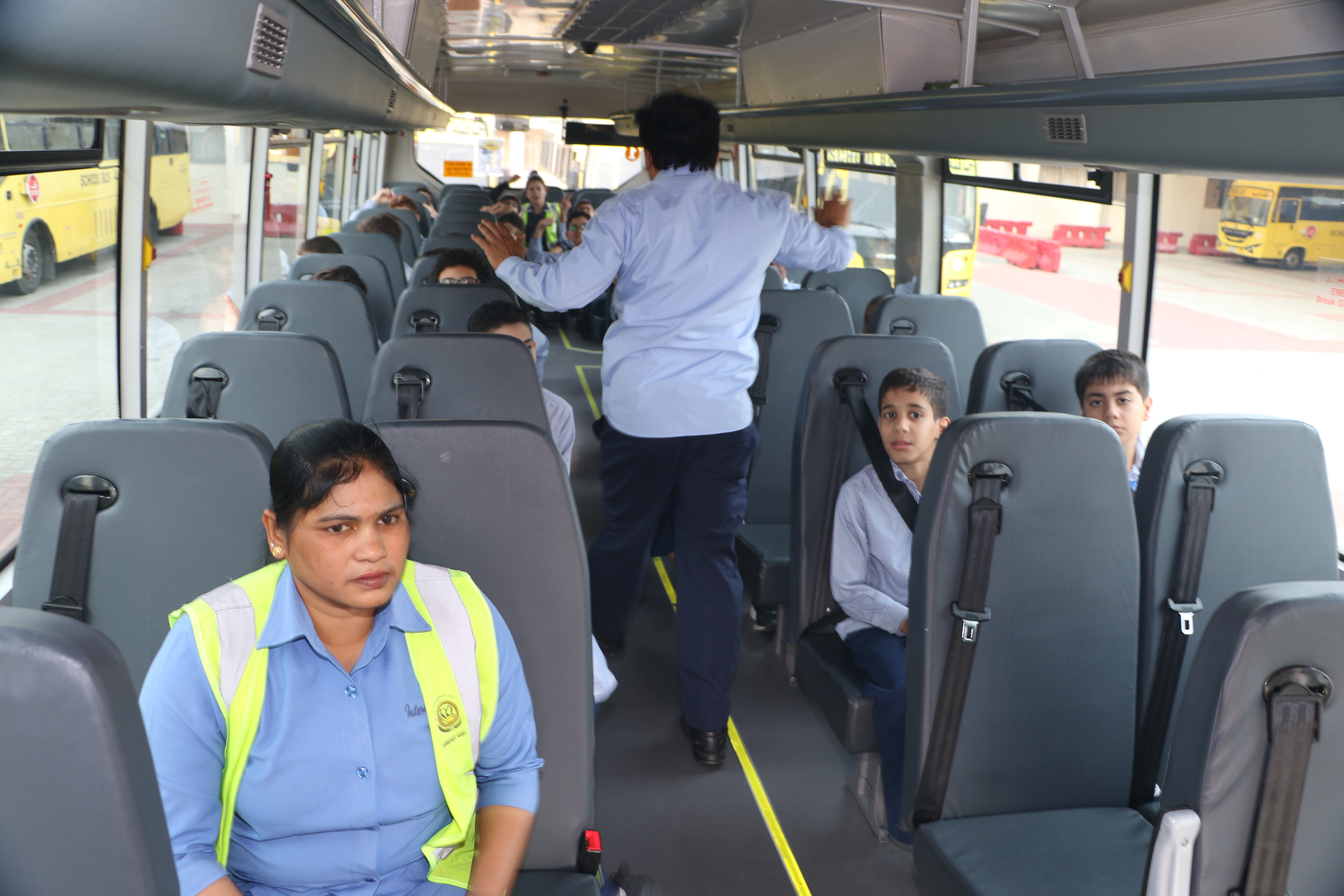 تدريب على إخلاء الحافلة المدرسية في حالة الطوارئ