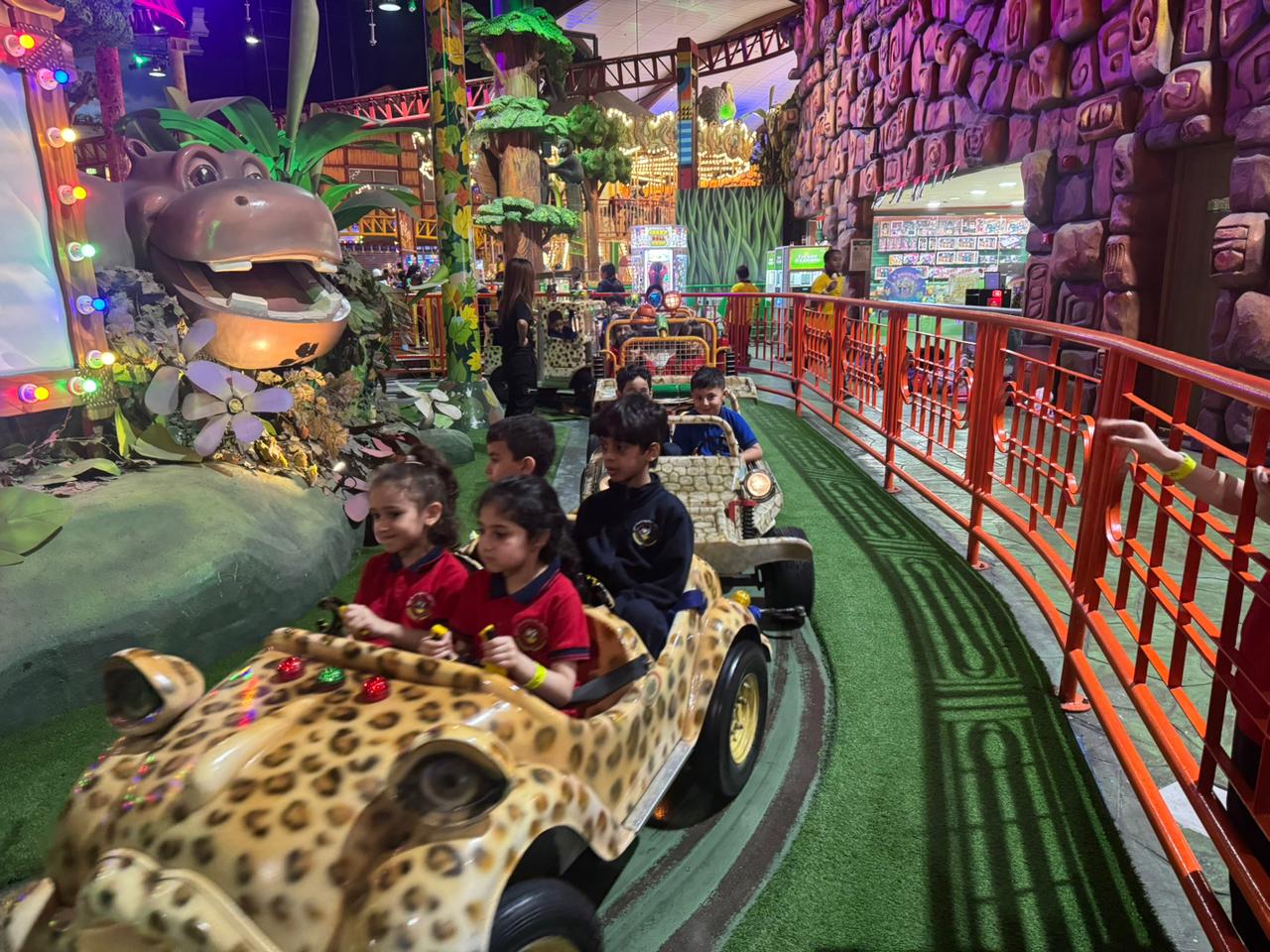 رحلة ترفيهية لطلاب الصف الاول إلى adventure land في مركز الصحارى 