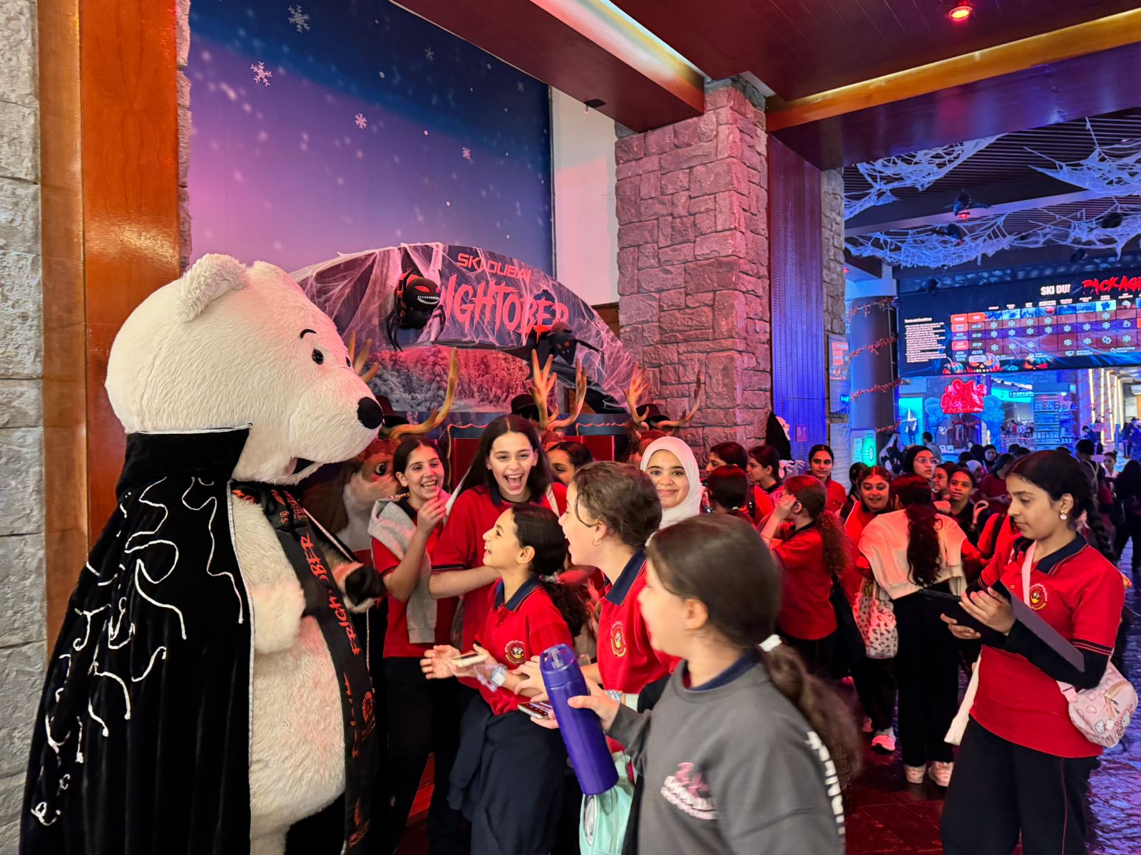 رحلة ترفيهية لطالبات الصف السادس إلى (Ski Dubai) - بنات في مول الأمارات