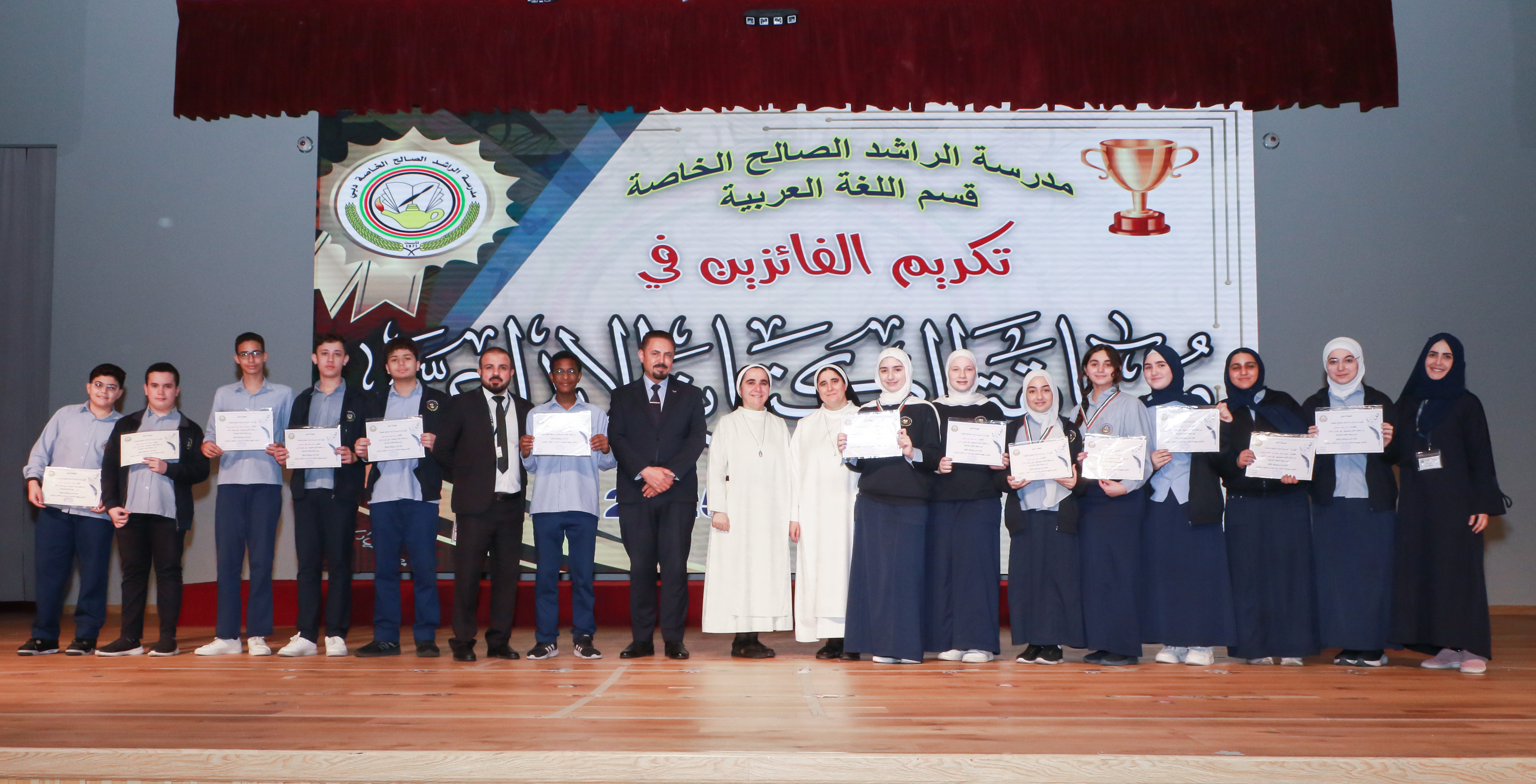 الطلاب الفائزين في مسابقة الكتابة الإبداعية