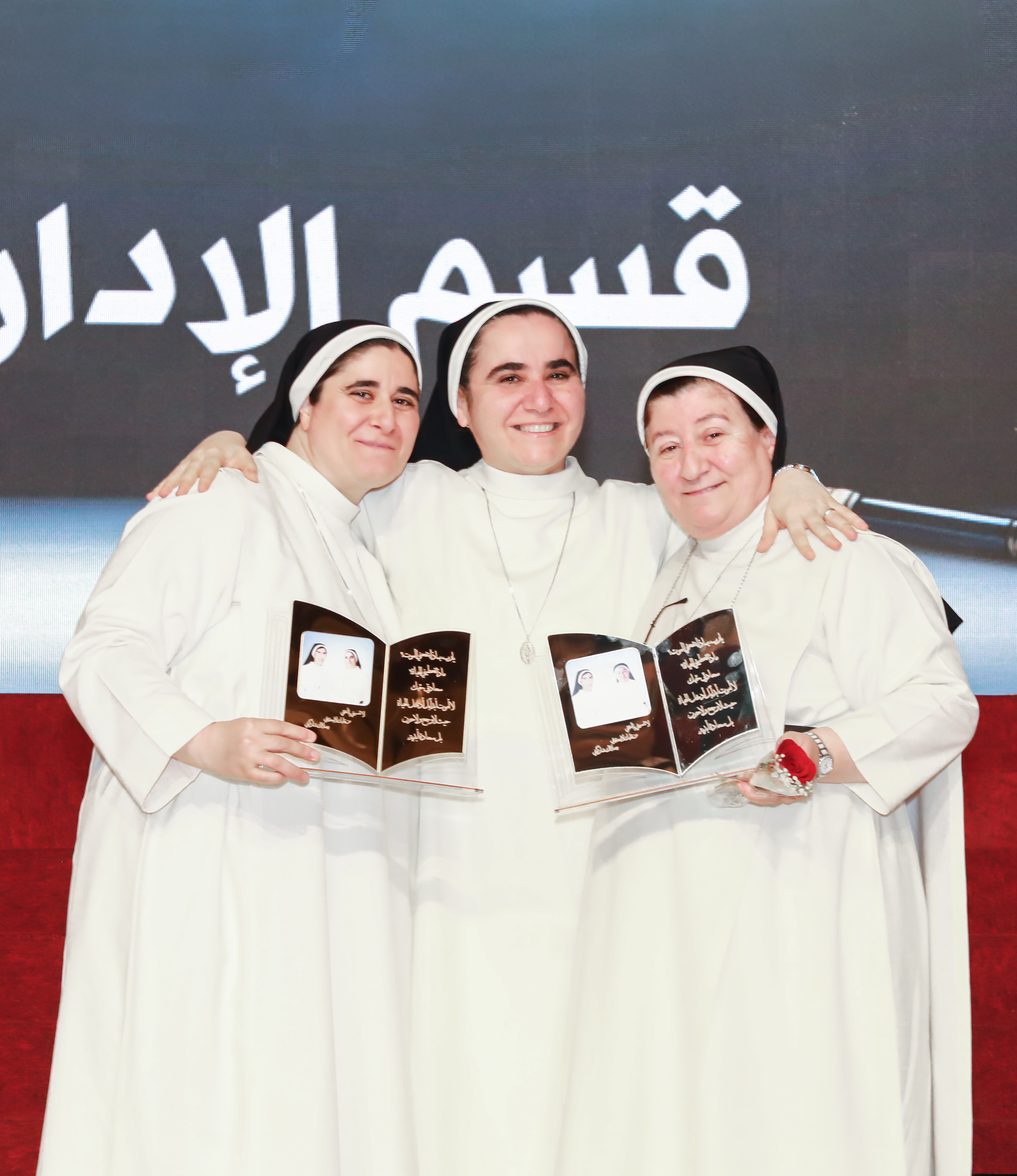 تكريم الكادر الاداري والفني والتدريسي بنهاية العام