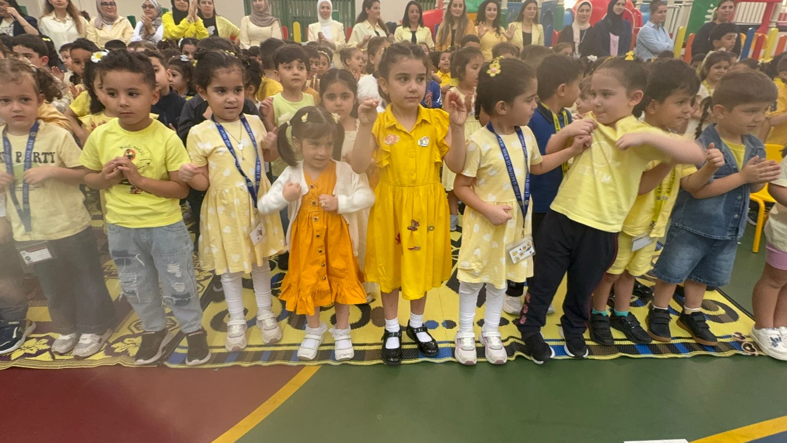 يوم اللون الأصفر