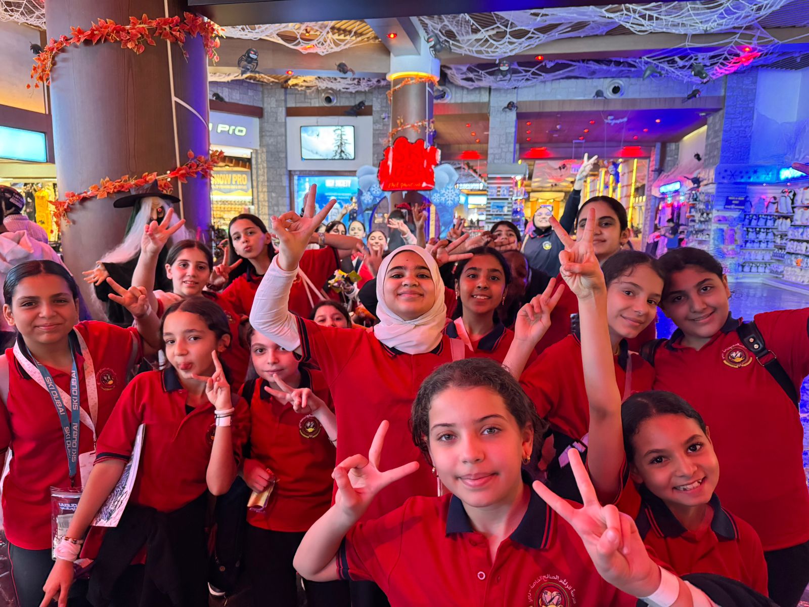 رحلة ترفيهية لطالبات الصف السادس إلى (Ski Dubai) - بنات في مول الأمارات
