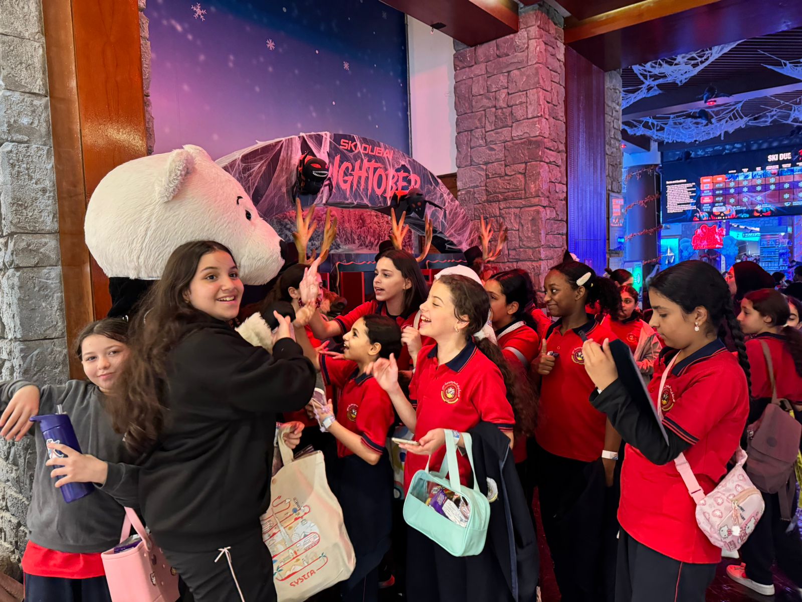 رحلة ترفيهية لطالبات الصف السادس إلى (Ski Dubai) - بنات في مول الأمارات