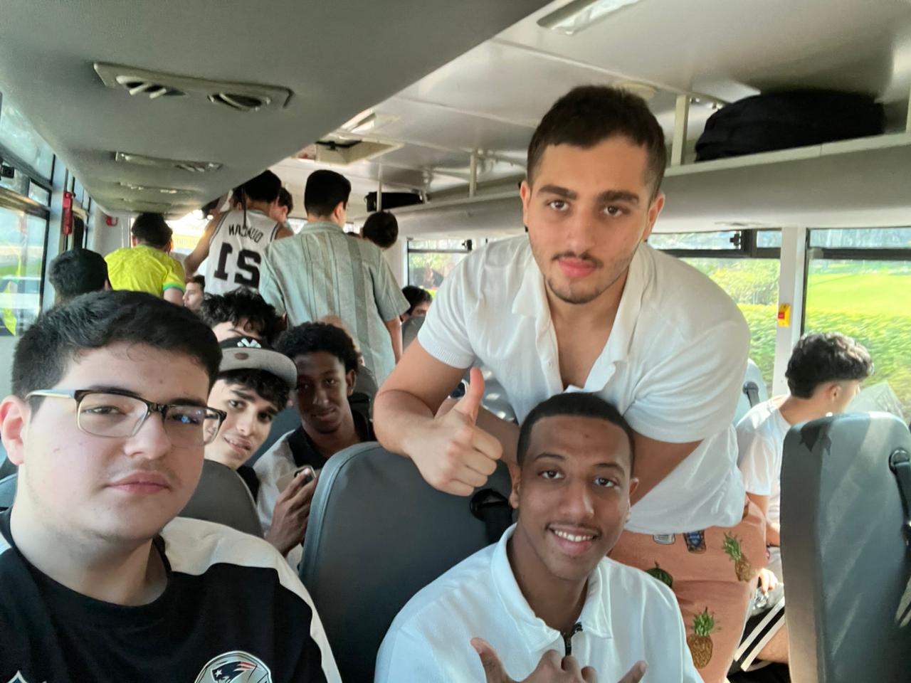  رحلة ترفيهية لطلبة الصفوف (11، 12)  إلى مدينة الألعاب المائية (أتلانتس دبي) 