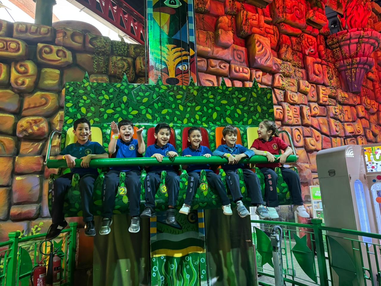 رحلة ترفيهية لطلاب الصف الاول إلى adventure land في مركز الصحارى 