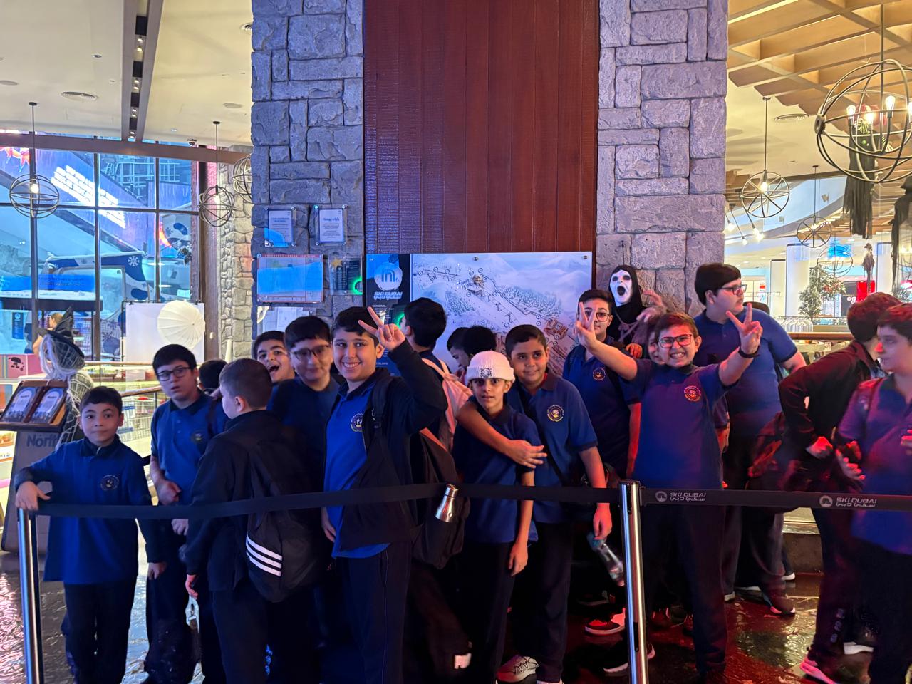 رحلة ترفيهية لطلاب الصف السادس إلى (Ski Dubai) -بنين في مول الأمارات