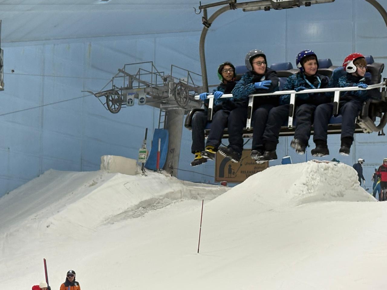 رحلة ترفيهية لطلاب الصف السادس إلى (Ski Dubai) -بنين في مول الأمارات