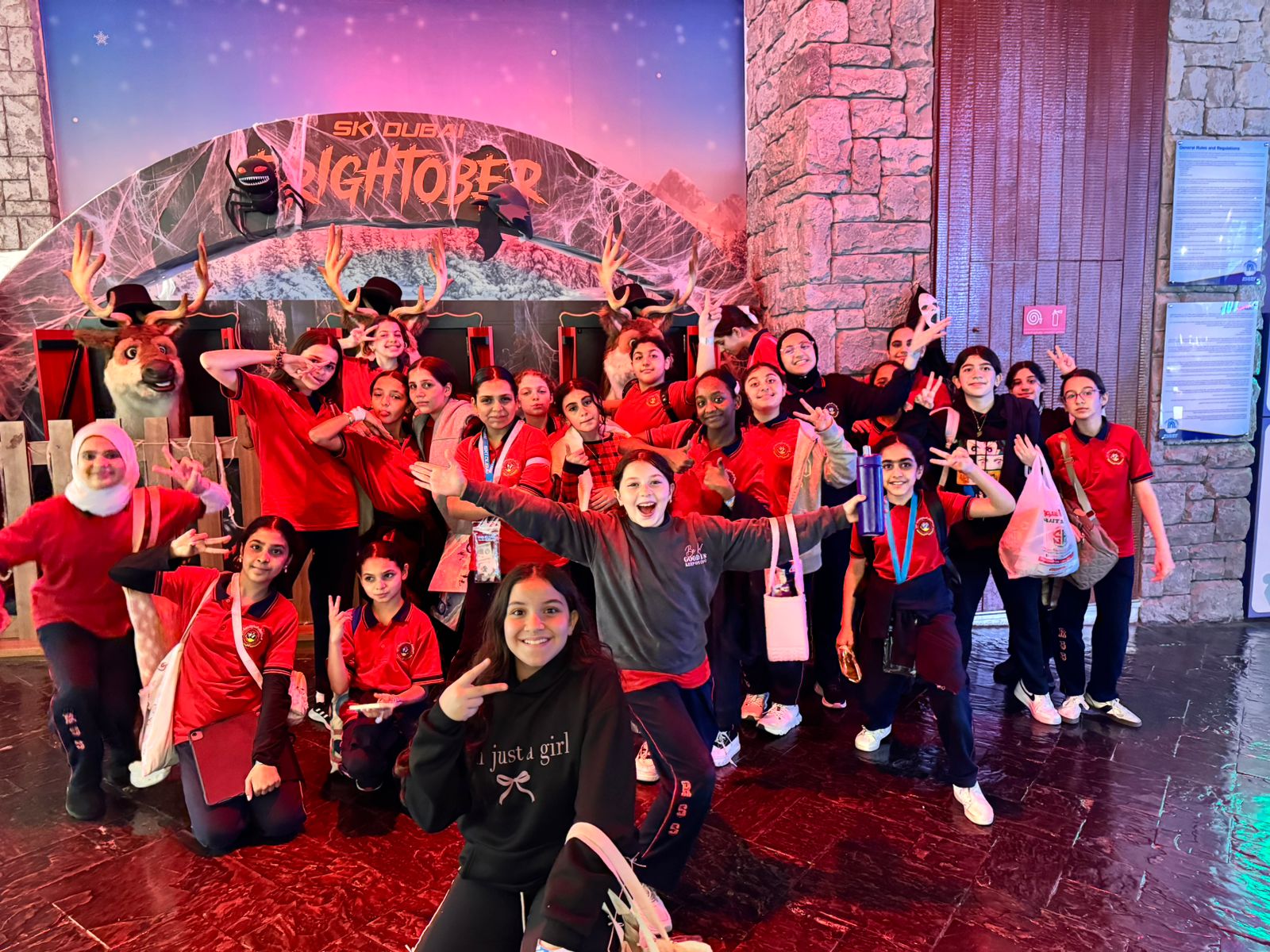 رحلة ترفيهية لطالبات الصف السادس إلى (Ski Dubai) - بنات في مول الأمارات