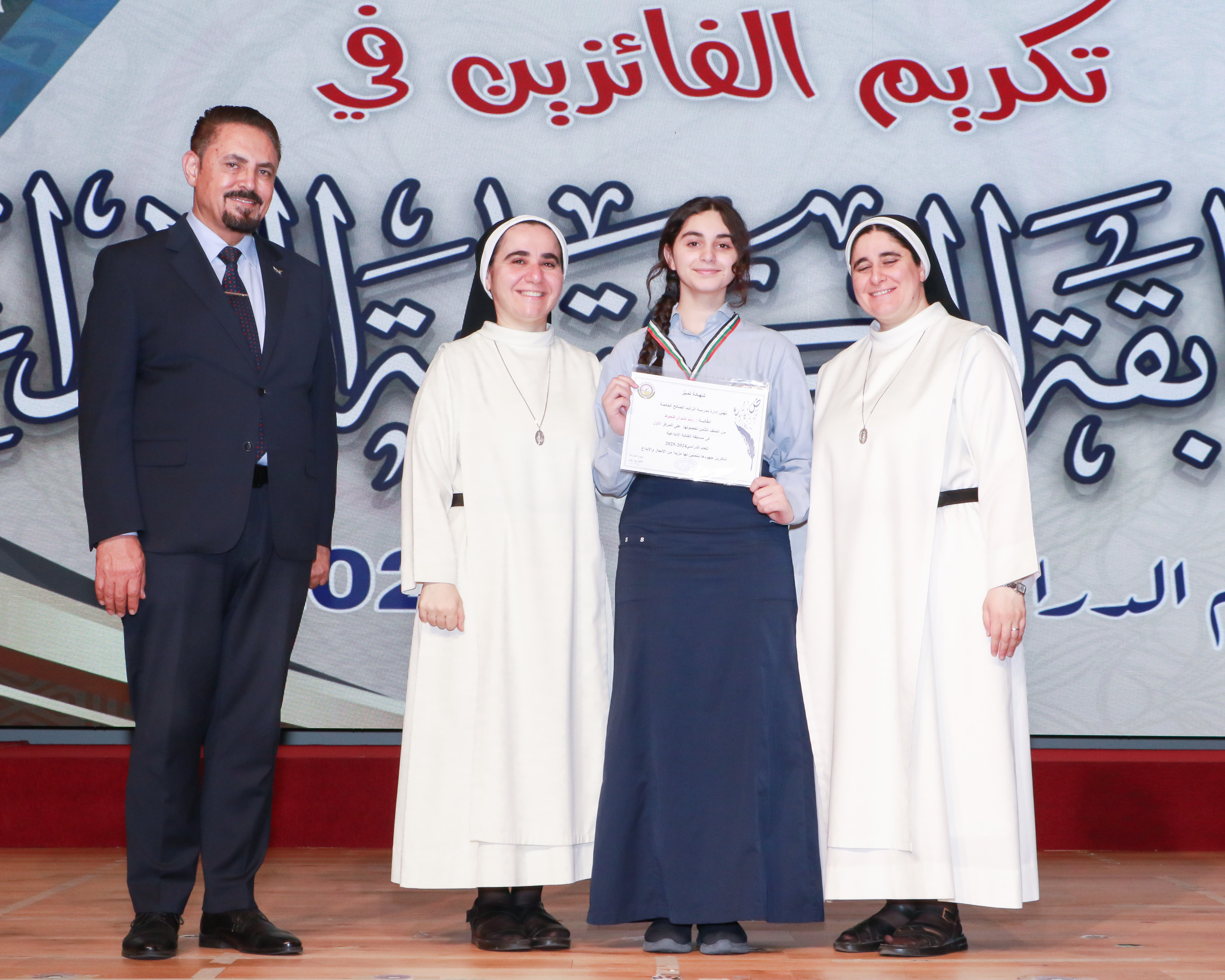 الطلاب الفائزين في مسابقة الكتابة الإبداعية
