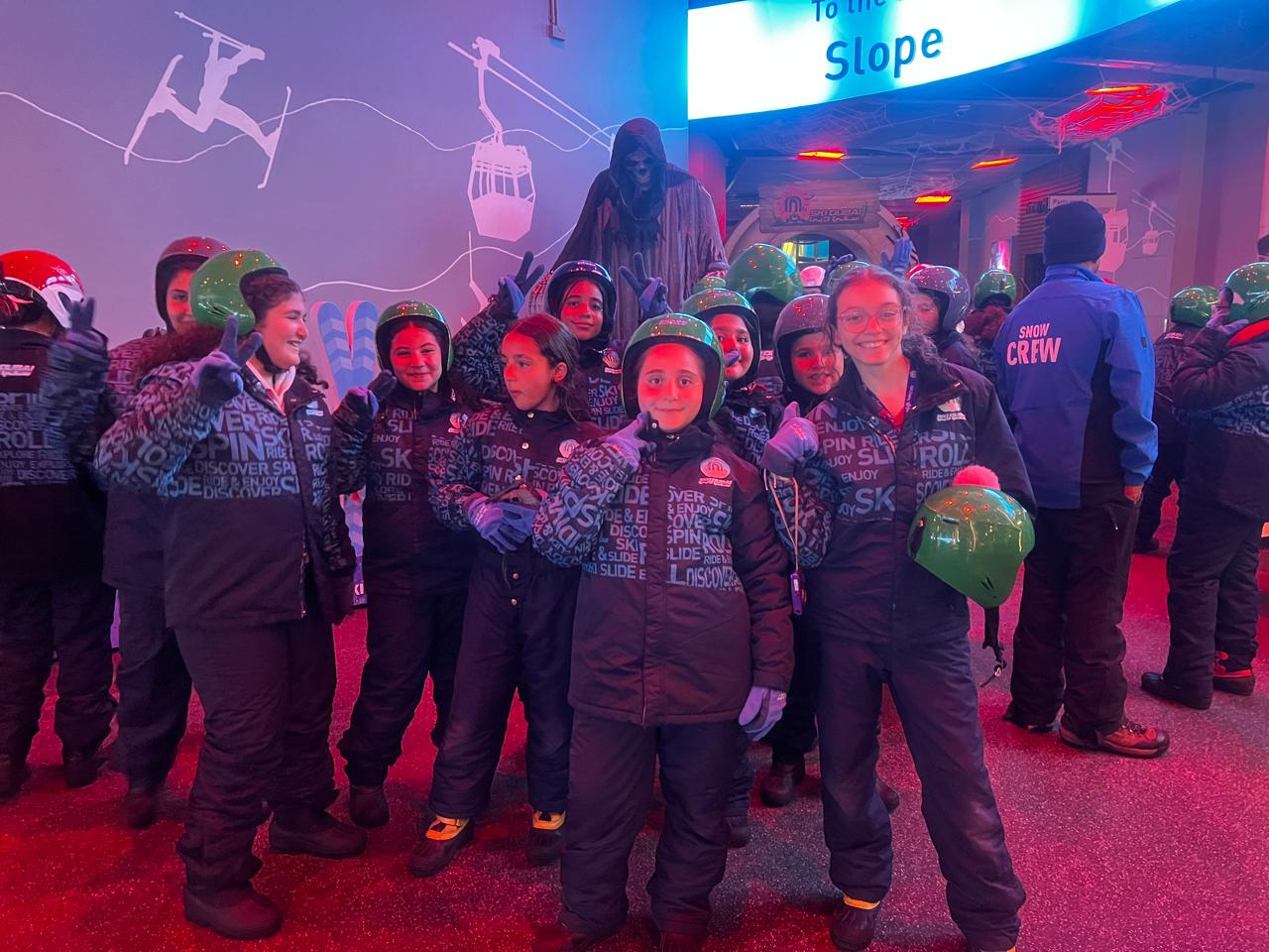 رحلة ترفيهية لطالبات الصف السادس إلى (Ski Dubai) - بنات في مول الأمارات