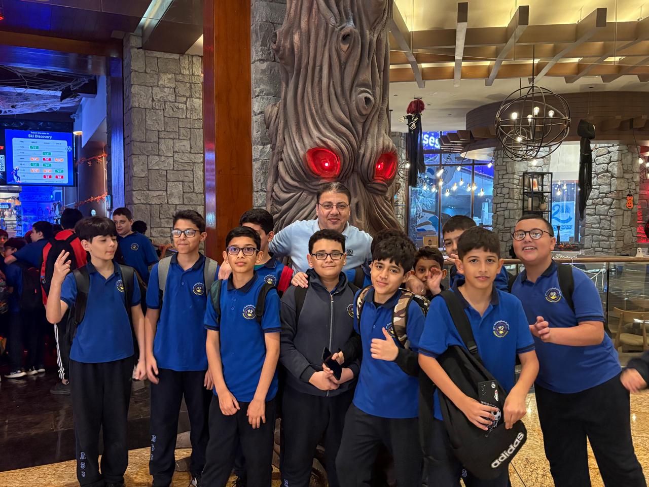 رحلة ترفيهية لطلاب الصف السادس إلى (Ski Dubai) -بنين في مول الأمارات