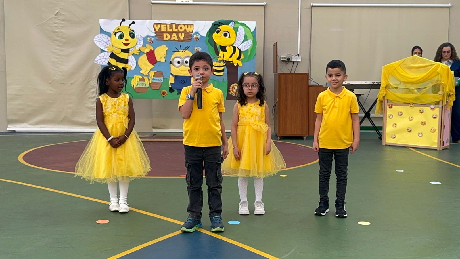 يوم اللون الأصفر