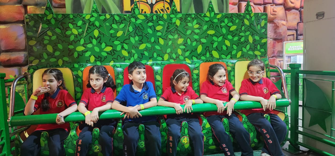 رحلة ترفيهية لطلاب الصف الاول إلى adventure land في مركز الصحارى 