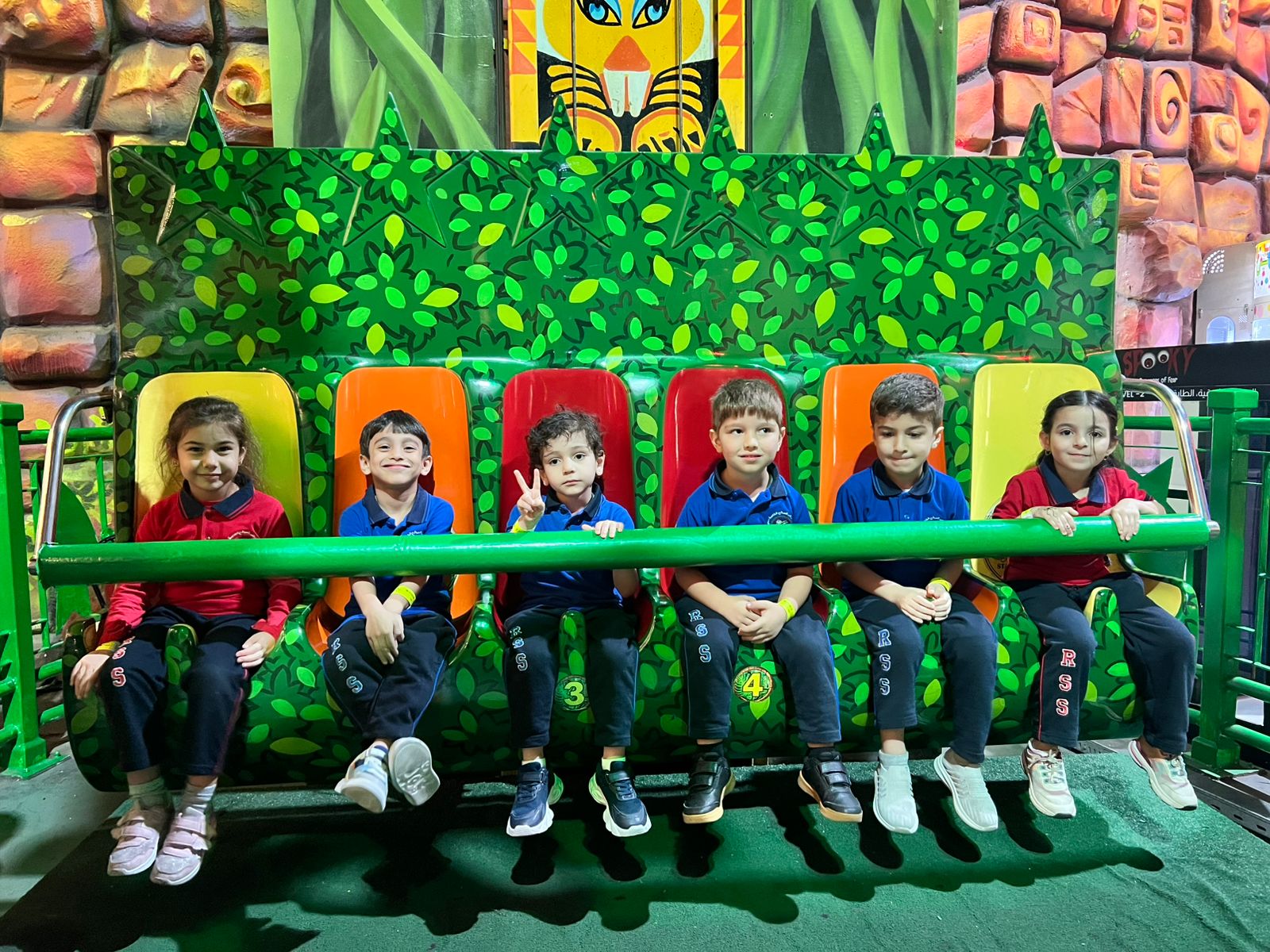  رحلة ترفيهية لطلاب الروضة الأولى إلى adventure land في مركز الصحارى