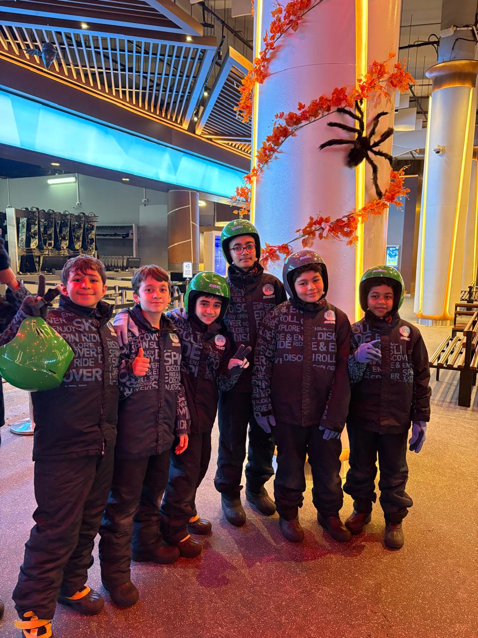 رحلة ترفيهية لطلاب الصف السادس إلى (Ski Dubai) -بنين في مول الأمارات