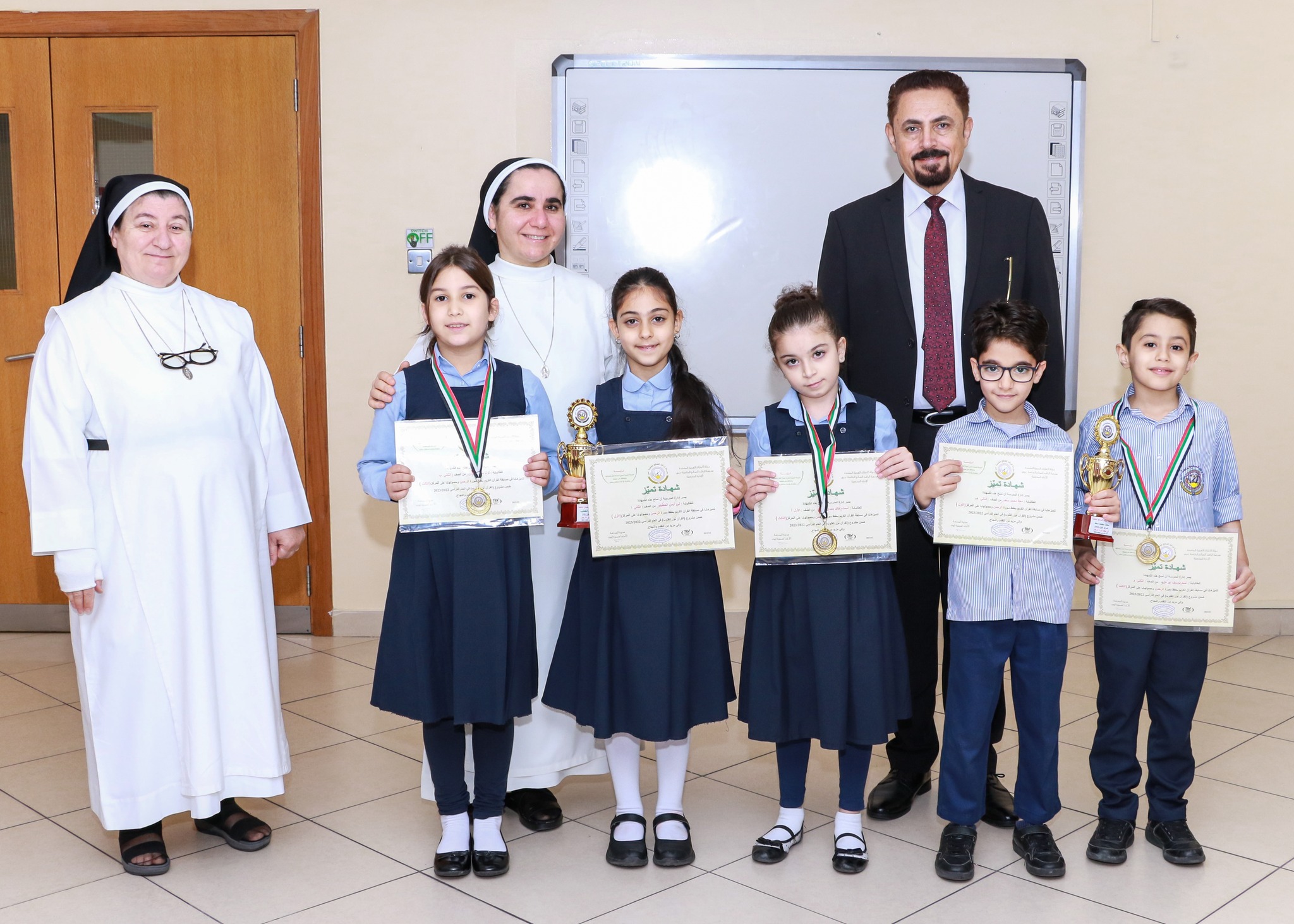 تكريم الطلبة الفائزين بالمراكز الثلاثة الأولى في مسابقة (القرآن الكريم نور القلوب ) / 2022-2023