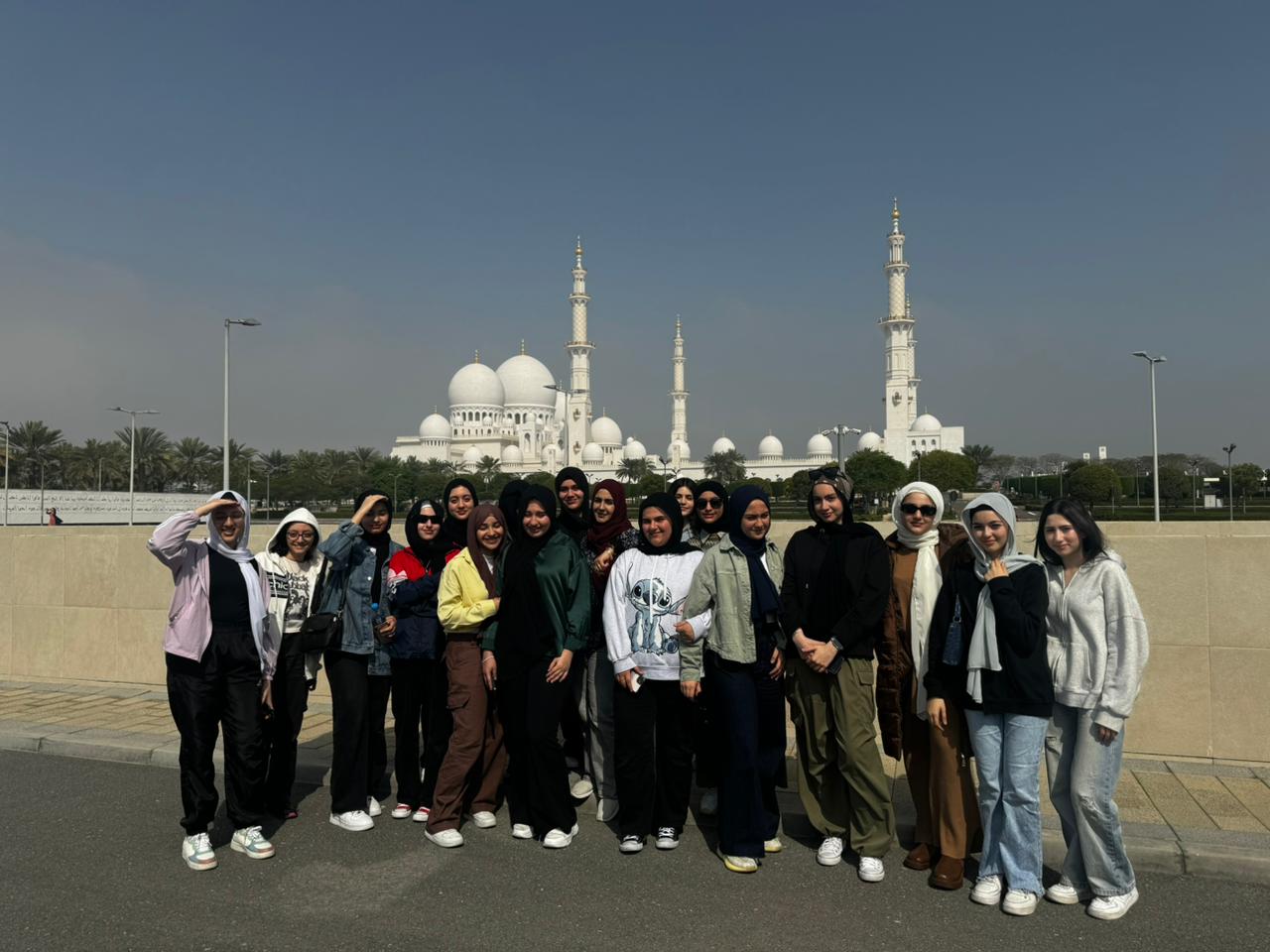 رحلة ثقافية ترفيهية إلى صفوف السابع والثامن والتاسع - بنات ( مسجد السيخ زايد -أبو ظبي  وألعاب فيراري )