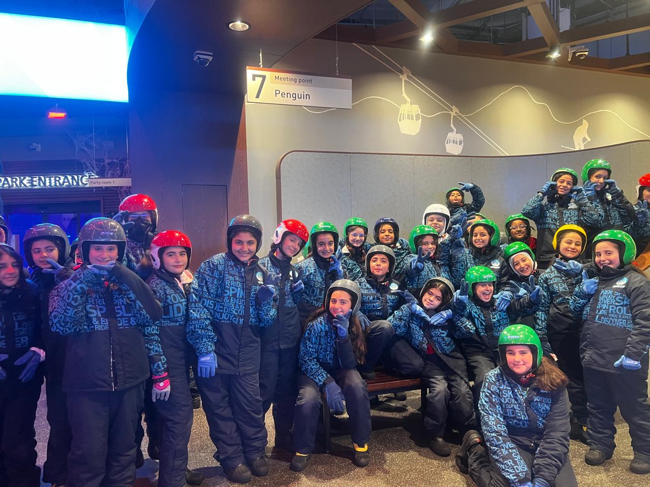 رحلة ترفيهية لطالبات الصف السادس إلى (Ski Dubai) - بنات في مول الأمارات