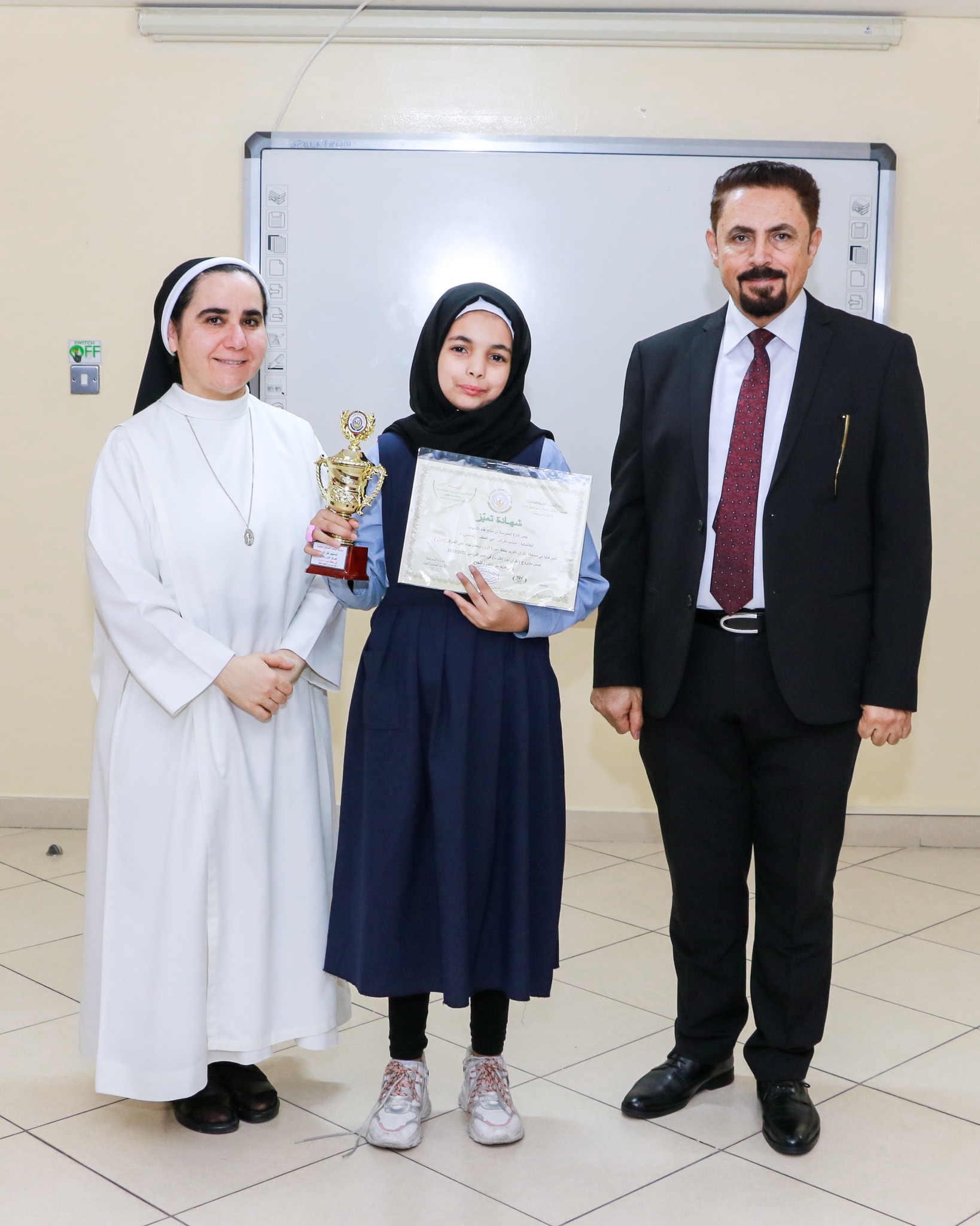 تكريم الطلبة الفائزين بالمراكز الثلاثة الأولى في مسابقة (القرآن الكريم نور القلوب ) / 2022-2023