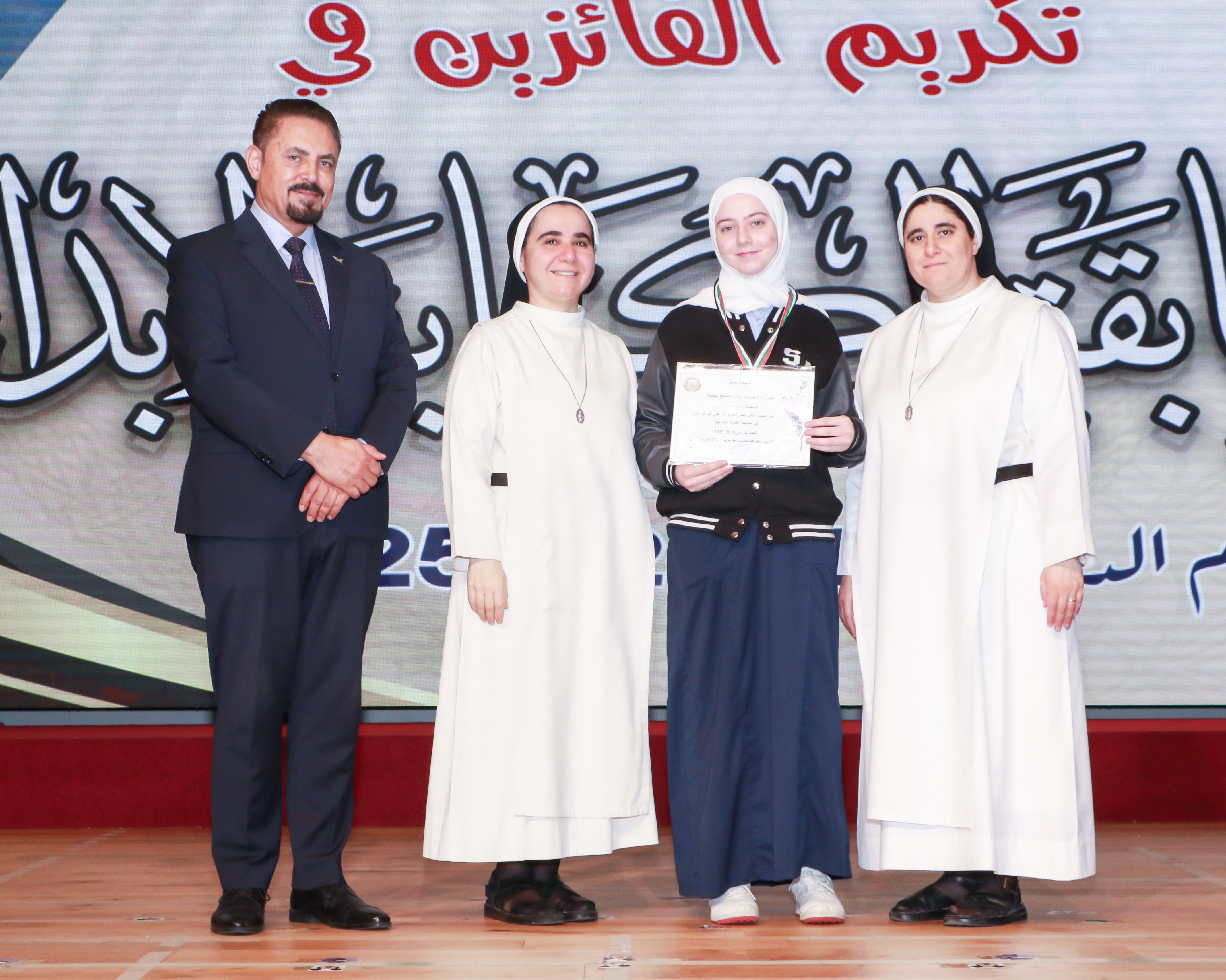 الطلاب الفائزين في مسابقة الكتابة الإبداعية