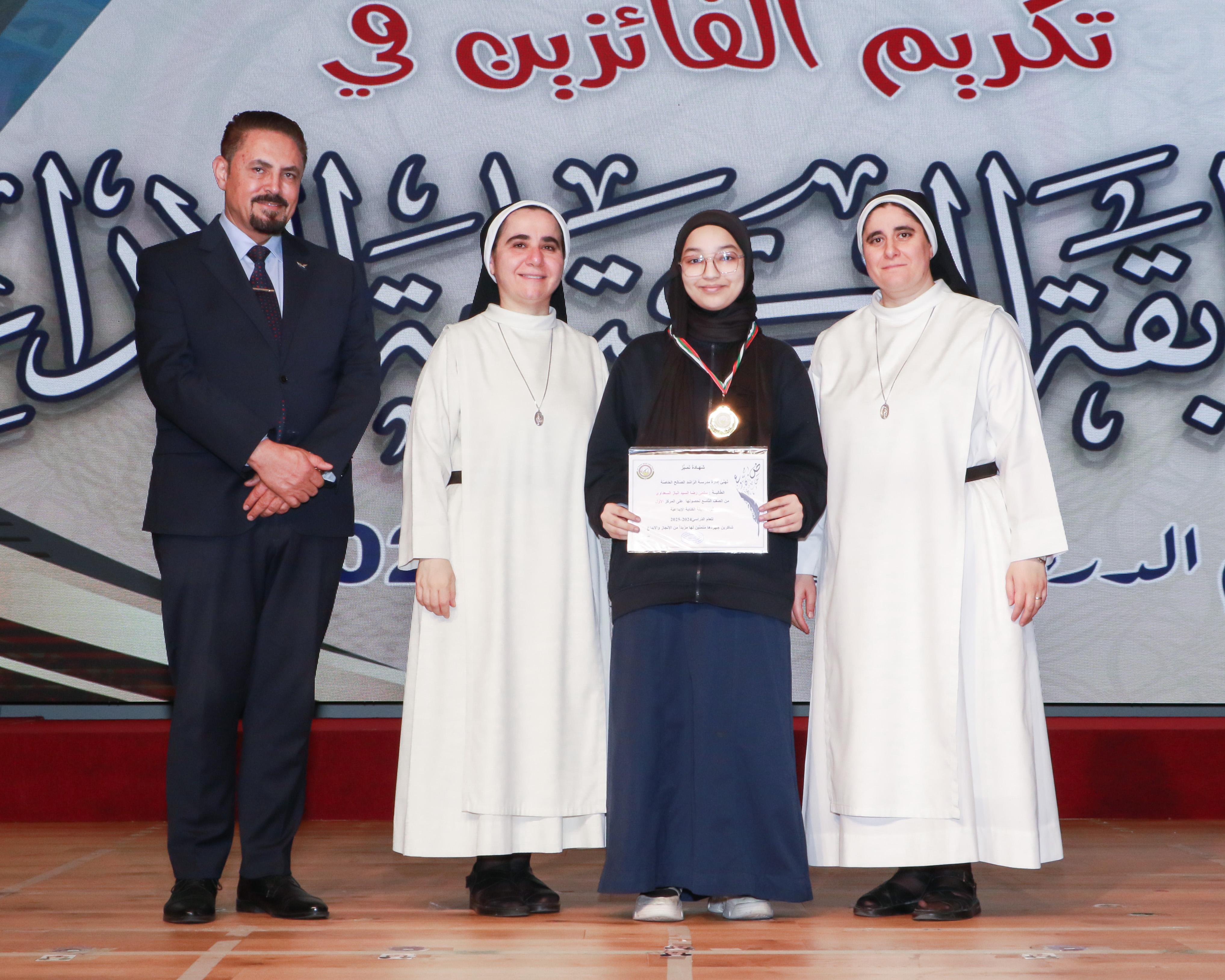 الطلاب الفائزين في مسابقة الكتابة الإبداعية