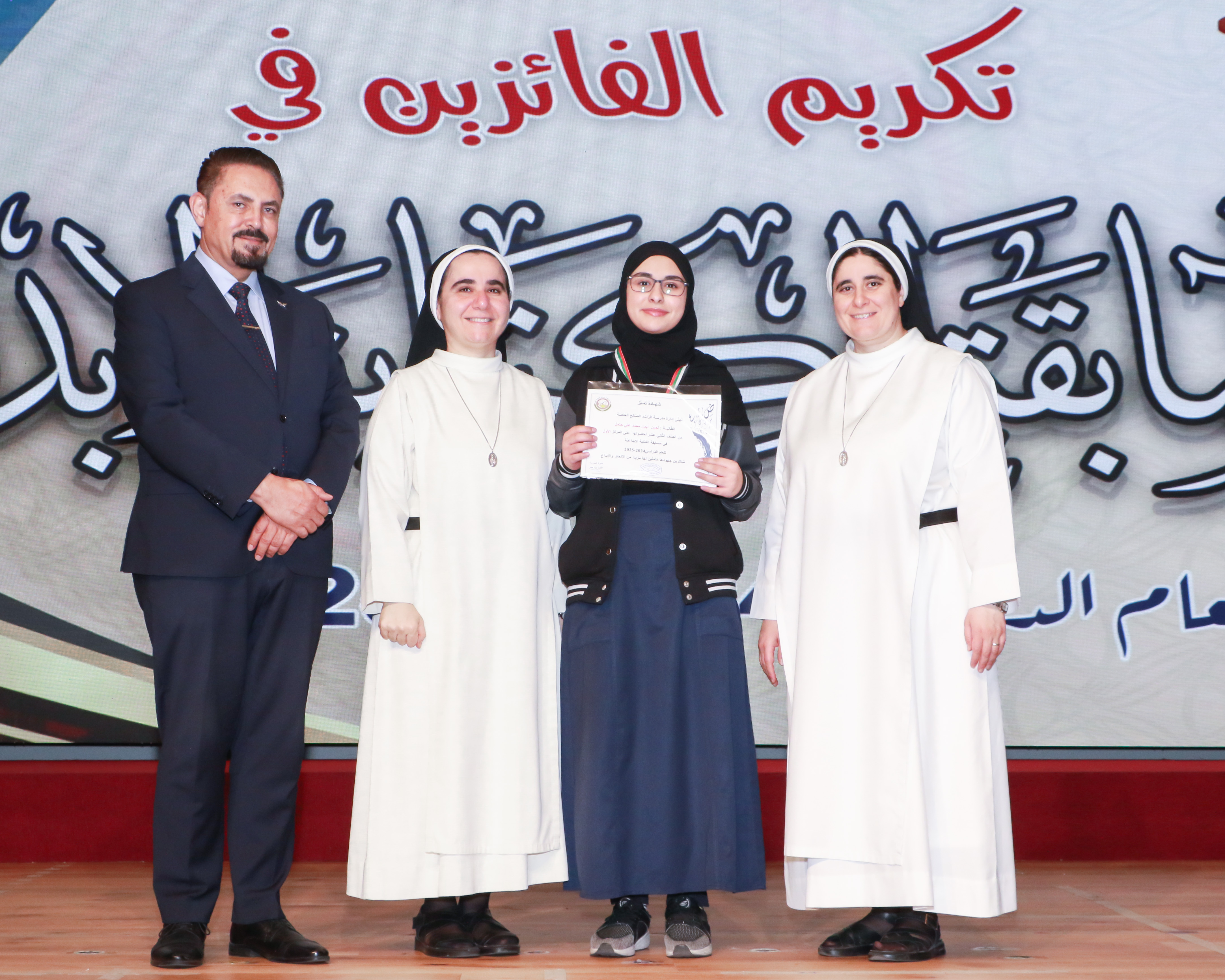 الطلاب الفائزين في مسابقة الكتابة الإبداعية