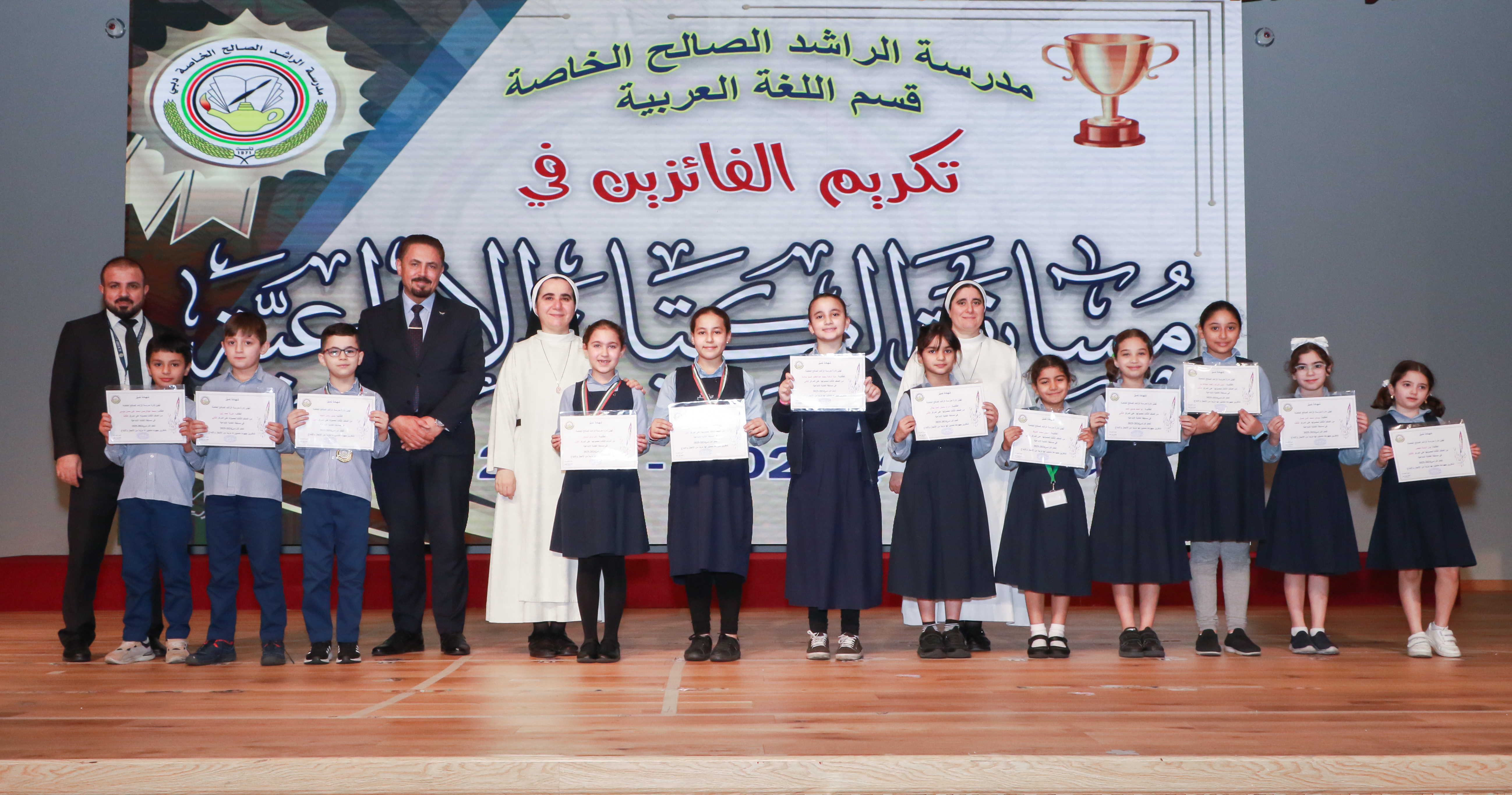 الطلاب الفائزين في مسابقة الكتابة الإبداعية