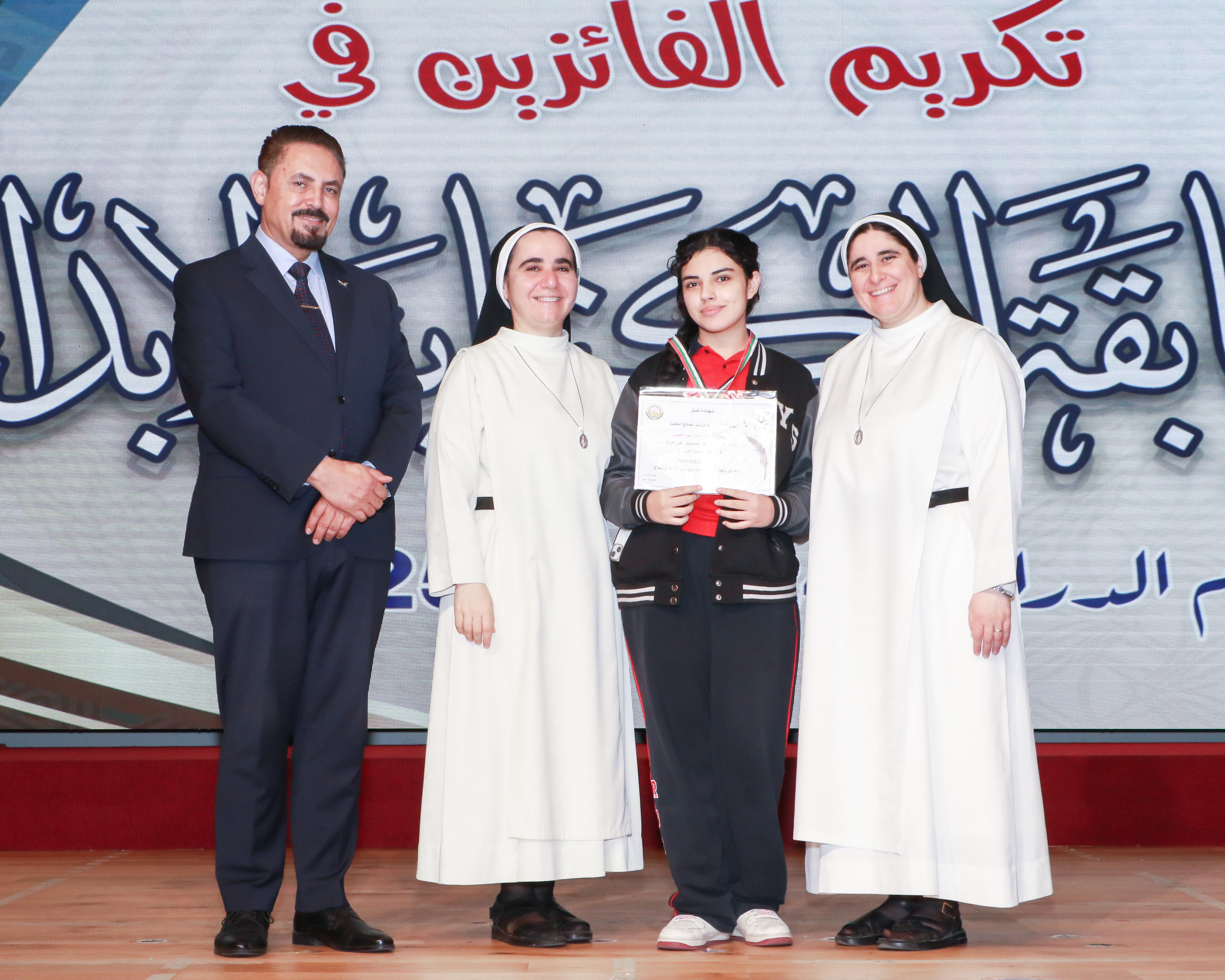 الطلاب الفائزين في مسابقة الكتابة الإبداعية