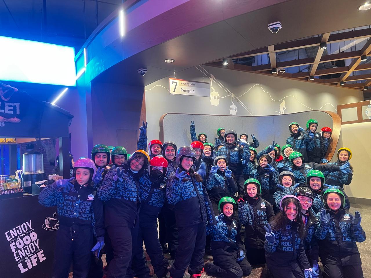 رحلة ترفيهية لطالبات الصف السادس إلى (Ski Dubai) - بنات في مول الأمارات