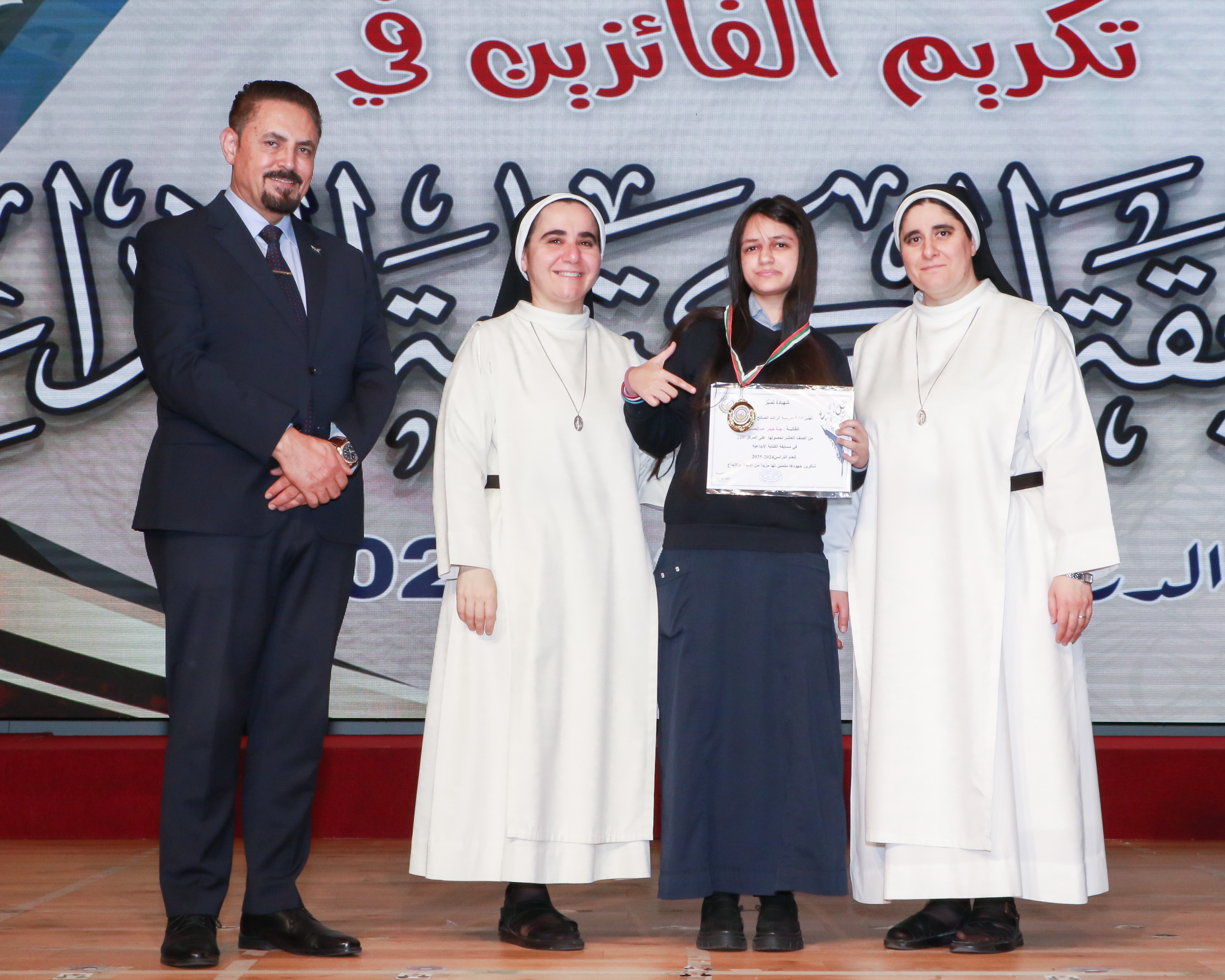 الطلاب الفائزين في مسابقة الكتابة الإبداعية