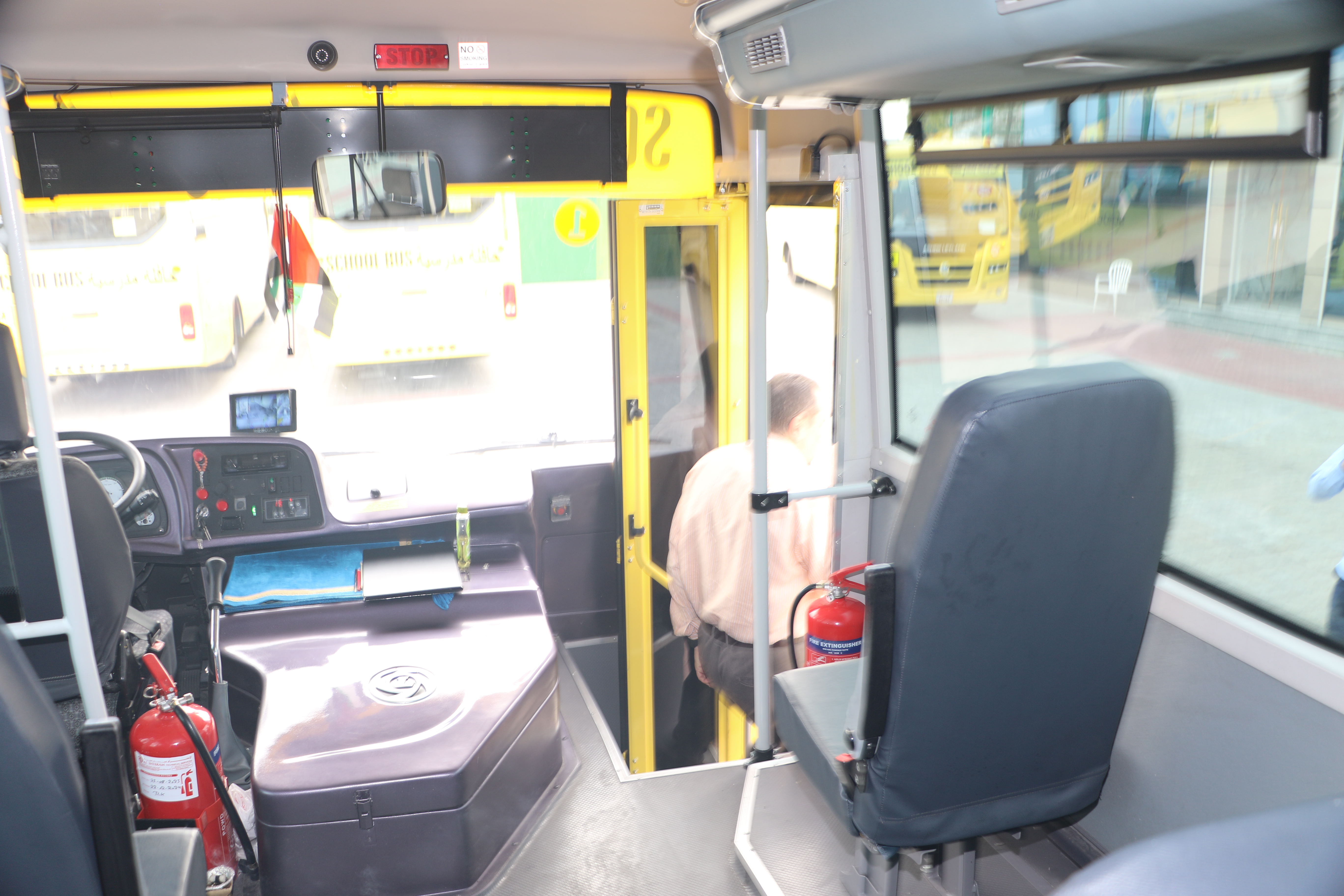 تدريب على إخلاء الحافلة المدرسية في حالة الطوارئ