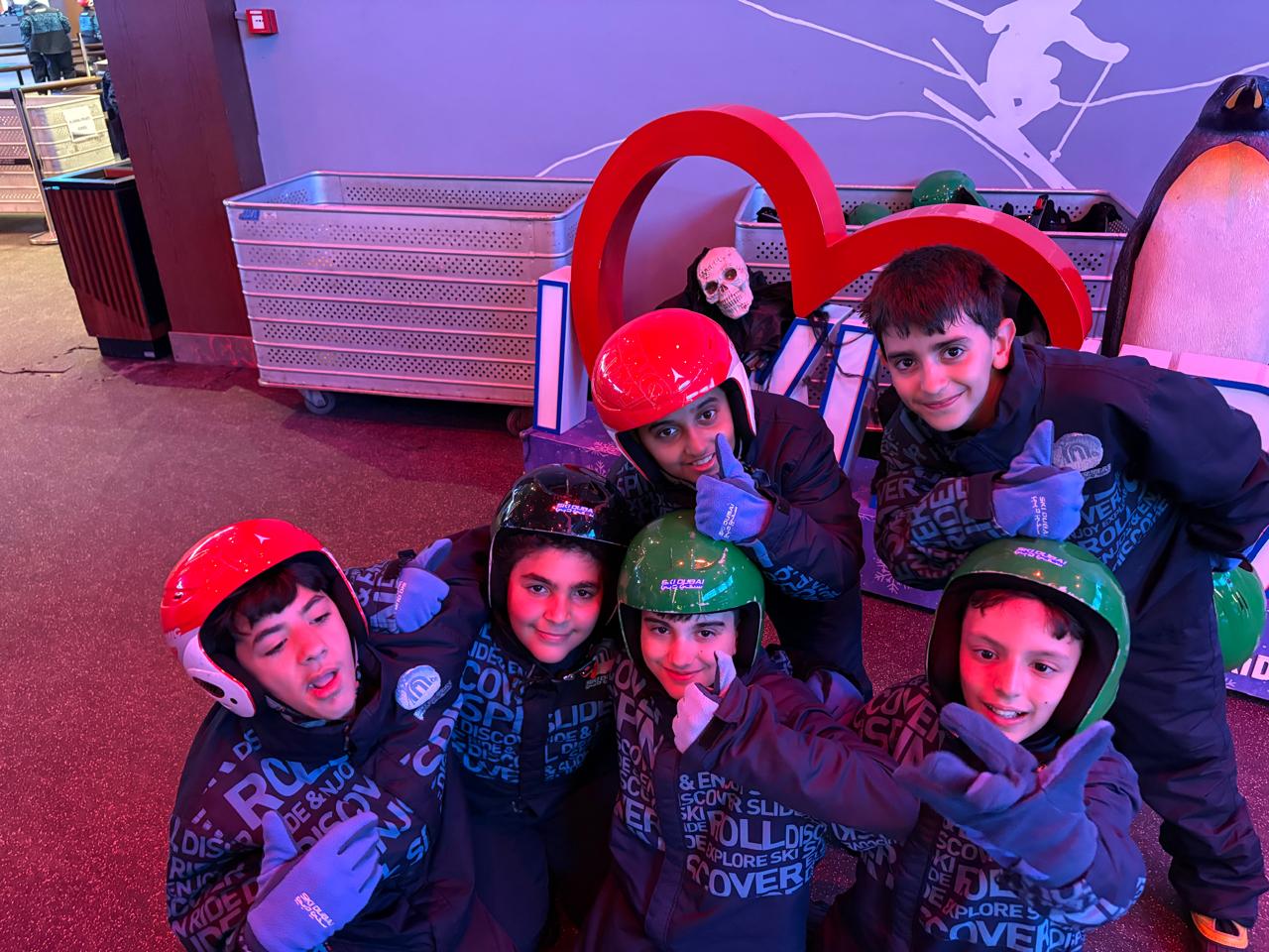 رحلة ترفيهية لطلاب الصف السادس إلى (Ski Dubai) -بنين في مول الأمارات